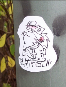 Klebe-Graffiti auf einem Laternenpfahl - ein uraltes Massenmedium